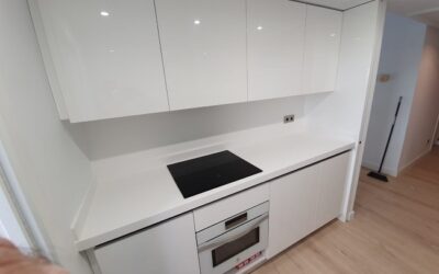 Cocina Lacada en Blanco Brillo y Encimera de Corian Blanco